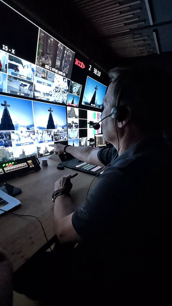 El equipazo de TV3 que ha realizado la inauguración de la torre de la sagrada familia con Paulí Subirà Paulí como realizador. Han hecho un increible trabajo de cine en directo.