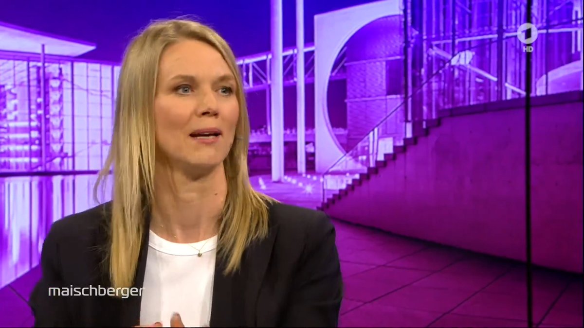 Sie habe das Gefühl, dass in der Koalition „die #SPD die Konservativen sind“, so die #ARD-Hauptstadtkorrespondentin @JulieKurz. Zwischen den Grünen und der #Union seien nicht zwangsweise weniger #Reformen möglich. #maischberger #SchwarzRot #SchwarzGrün