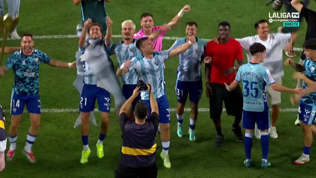 ES LA VIDA LOCA 🎶 Es una locura, es la afición del Málaga CF empeñada en llevar a los suyos a PRIMERA ⚪🔵 #LALIGAHYPERMOTION