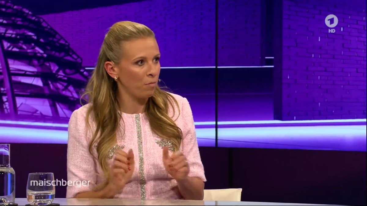 „Die #AfD gehört nicht verboten, sonst wäre sie es längst“, sagt die Journalistin und Moderatorin Nena Brockhaus (NENA BROCKHAUS). Bundeskanzler Friedrich #Merz solle sich um seine eigene Partei kümmern, anstatt „dauernd gegen die AfD zu sprechen“. #maischberger
