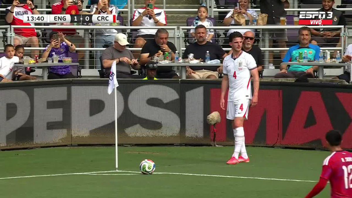 Atención a estos COMIENDO EN UNA MESA al lado de la cancha mientras ven el partido. En pleno Inglaterra-Costa Rica en EEUU. 😅🇺🇸