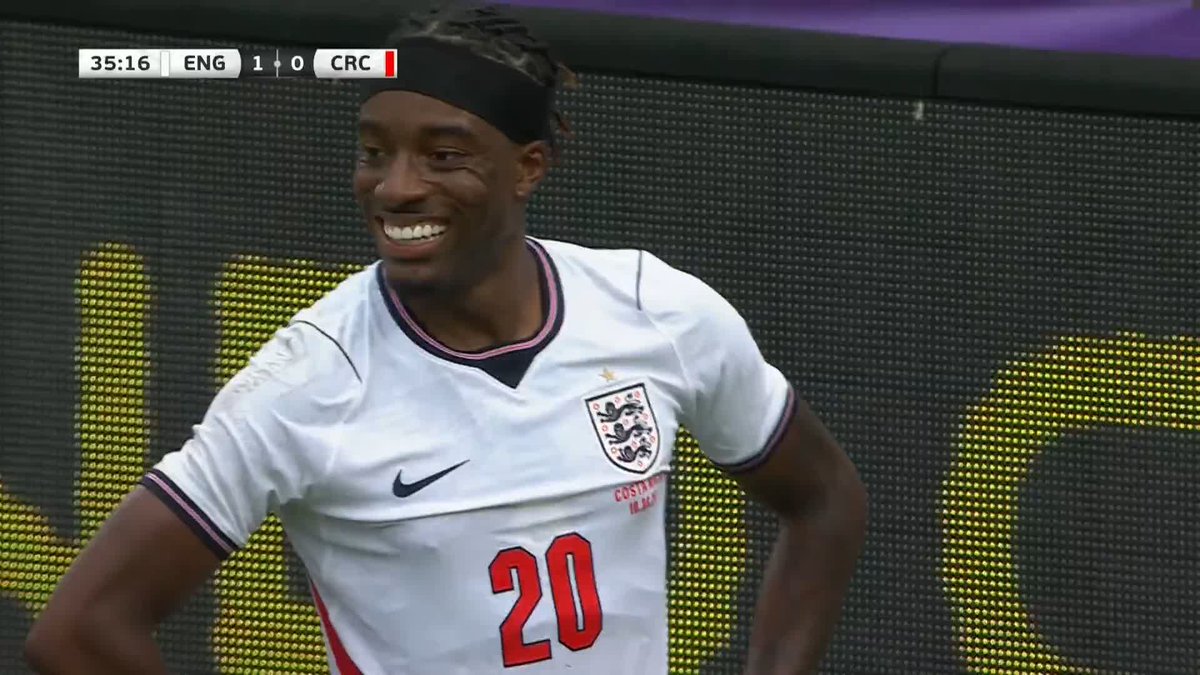 A HUGE opportunity for 2-0! 😱 Madueke misses with the goal at his mercy 🫣 #ThreeLions