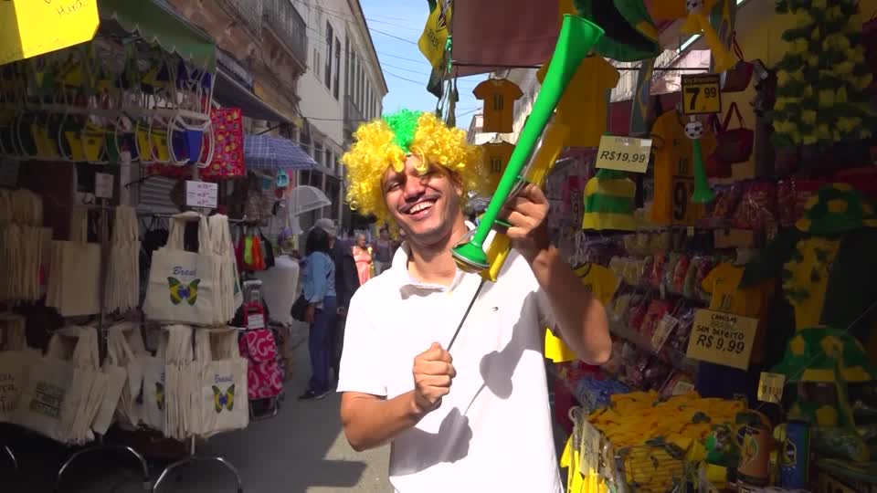 ⚽ Brazil fans in Rio de Janeiro gear up for the 2026 FIFA World Cup, purchasing jerseys and merchandise in hopes of a historic sixth championship. Follow World Cup our coverage ➡️