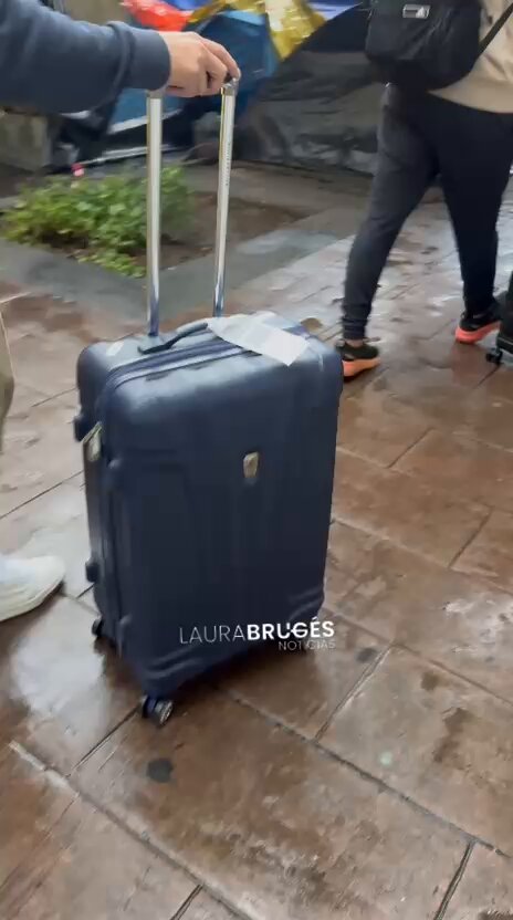 Imágenes del mundial: se pueden observar a visitantes con maletas accediendo a los hoteles del centro de la CDMX en medio de los campamentos de la CNTE. Aún se mantienen en la tarde de este miércoles a horas de inauguración