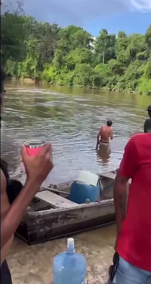 O mais assustador desse vídeo não é apenas o afogamento de Marlene. É a reação das pessoas ao redor, incluindo a do próprio marido, que não fez nada. Infelizmente, Marlene não sobreviveu. Equipes de busca precisaram procurar seu corpo após ela ser levada pela correnteza.