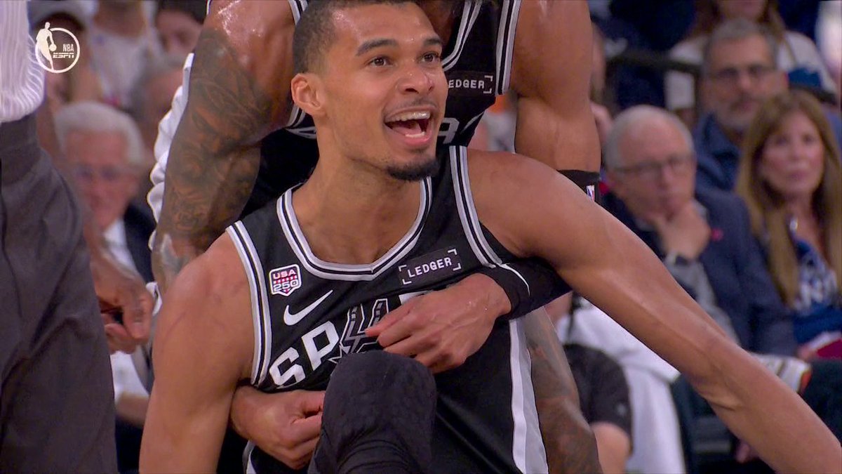 Mitchell Robinson flagrant vs. Wemby 😳 "I'm in your head, boy." —Wemby
