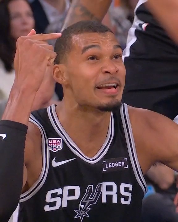 WEMBY CANCHERO 🧠 Mitchell Robinson terminó con una falta flagrante después de esa acción sobre Wembanyama.