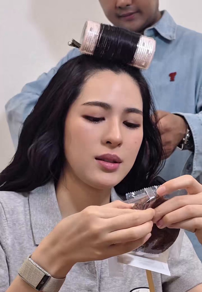 หลิง : ชอบกินคุกกี้ กรอบๆ หอมๆ บางๆ (😋) ออม : Make him falt so he doesn’t run away 🍪 “นีน ภีรชา” รักเมะได้ครึ่ง “ออมกรณ์นภัส” มั้ย😖☝🏻