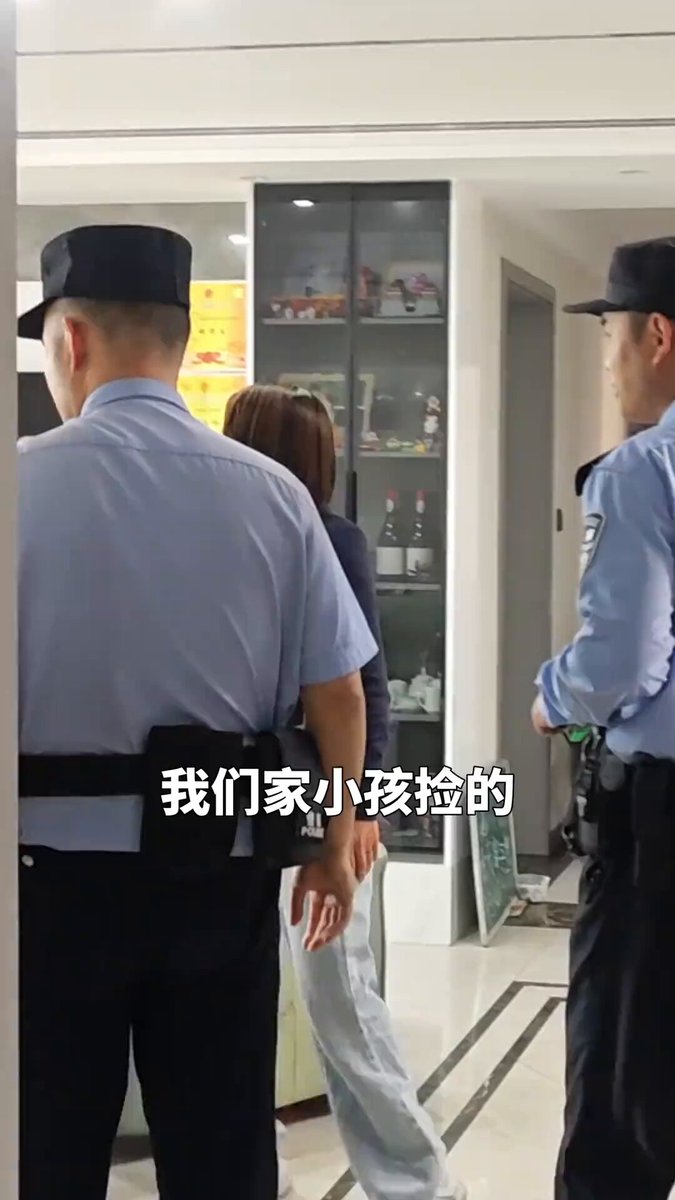 中国安徽省，一年级萌娃捡到大额现金拾金不昧，警察叔叔专程到校开大会表彰！👏👏👏