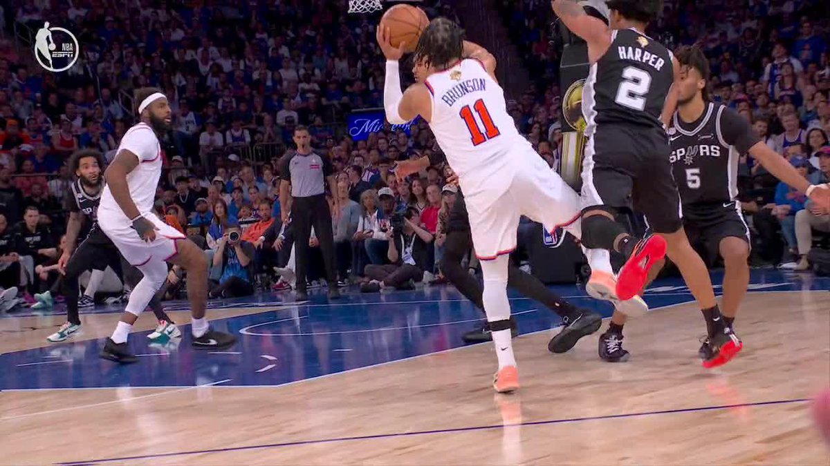 Jalen Brunson with the tough and-1 😤