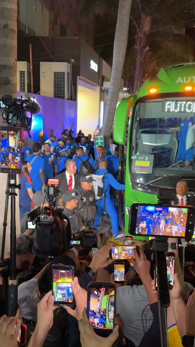¡INVASIÓN COLOMBIANA EN MÉXICO! 😍 🇨🇴 🇲🇽 Espectacular llegada de los Cafetaleros a Guadalajara a una semana de su debut en la Copa del Mundo 🔥🔥🔥 Luis Díaz, James Rodríguez y todas las Estrellas de Colombia en tierras mundialistas 🙌🏻