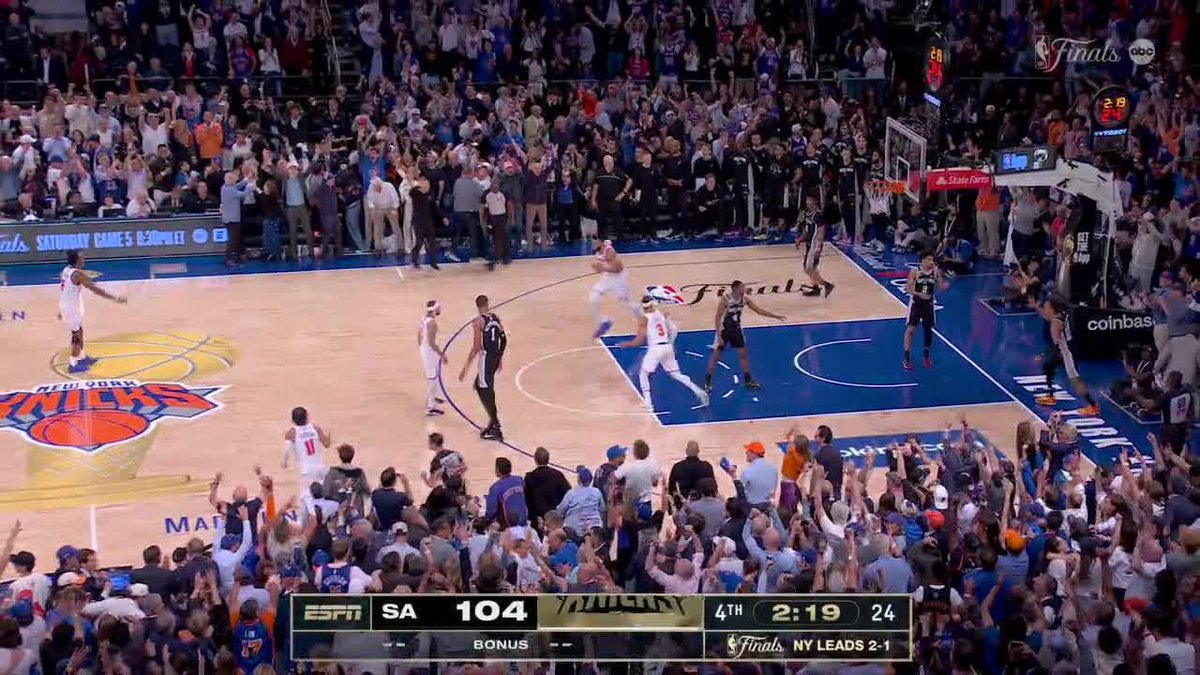 "THIS BUILDING IS SHAKING RIGHT NOW!" Jalen Brunson has MSG on their feet 🔥