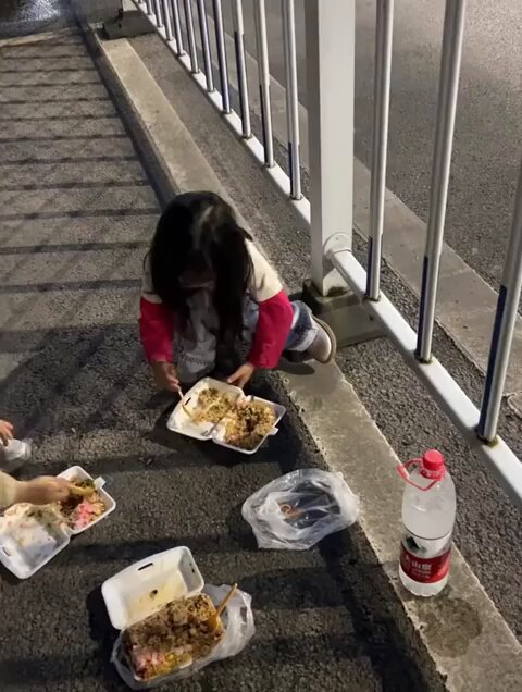 中国斩杀线，谁看谁迷糊 **一位深陷中国斩****杀线的底层男子，因响应国家****的****二胎政策，而生下来两个孩子****。** **却因中年失业，婚姻破裂，导致无家可归，只能在路边喂****孩子吃路边摊盒饭****。** **中国的社会保障呢？这与小乞丐有何区别？不爱比烂吗？接着比啊？**