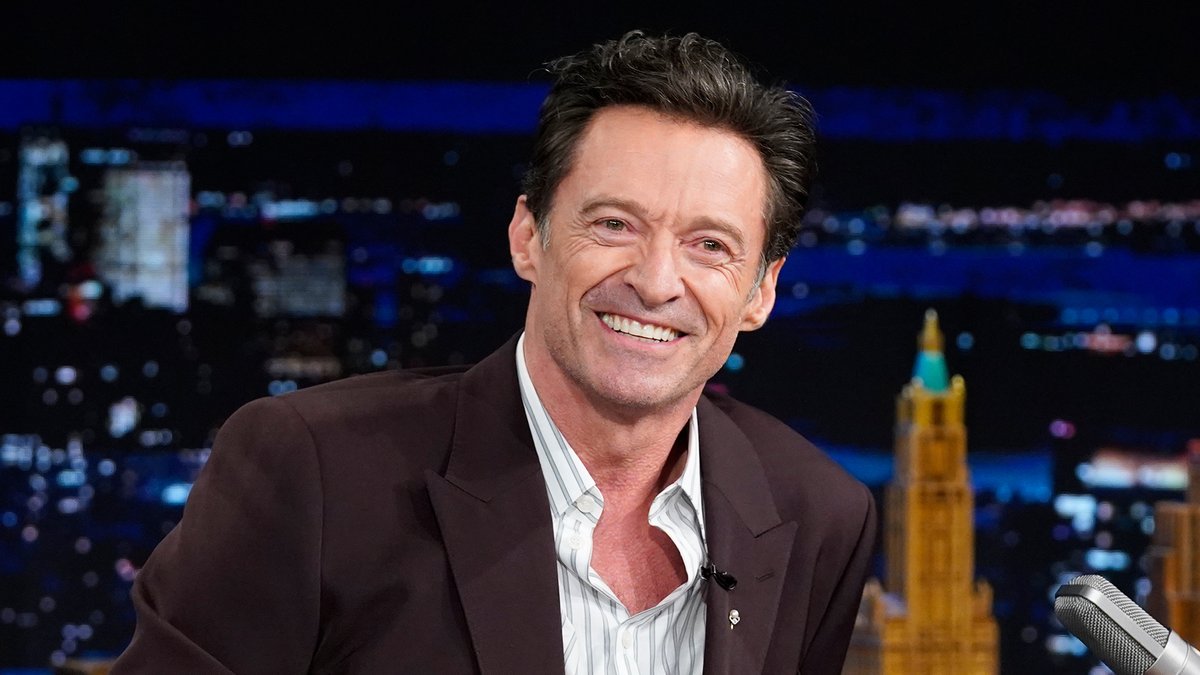 .Hugh Jackman’s reaction was a bit delayed after he and Ryan Reynolds almost got hit with a foul ball at a New York Yankees game 😭 #FallonTonight