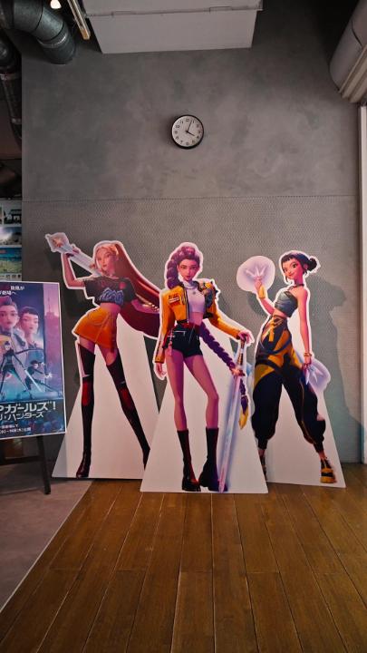 Netflix映画 『KPOPガールズ! デーモン・ハンターズ』 公開1周年記念🎉全国のイオンシネマで上映中！ 来場者プレゼントや コラボ商品展示も実施中💎 お見逃しなく！ （※内容・実施状況は対象劇場によって異なります） ■ 上映期間 6月10日(水)〜 6月18日(木) ■ 上映劇場 全国のイオンシネマ▼ KPop Demon Hunters Official POP-UP #KPOPガールズデーモンハンターズ #KPopDemonHunters
