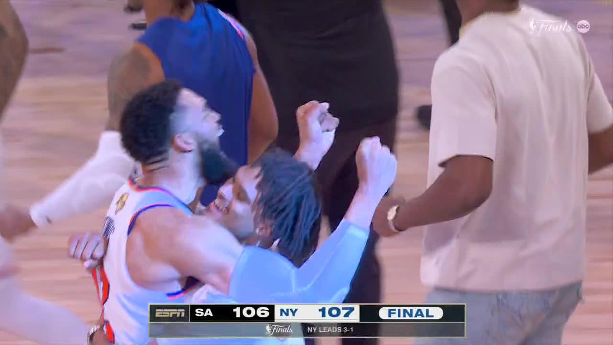 ¡¡¡EL MADISON SQUARE GARDEN Y LA MULTITUD DE LOS KNICKS FUERON TESTIGOS DE UNA NOCHE INOLVIDABLE!!! Los Knicks caían por 29 puntos ante los Spurs en el cuarto juego de las #NBAFinals, pero remontaron y terminaron venciendo 107-106 para poner la serie 3-1. HISTÓRICO. 🏀🔥