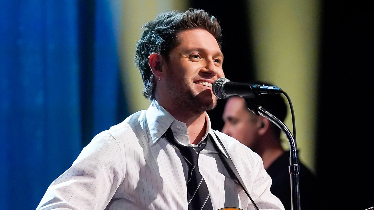 .Niall Horan performs “Tastes So Good”! Watch the full performance ⬇️ #FallonTonight