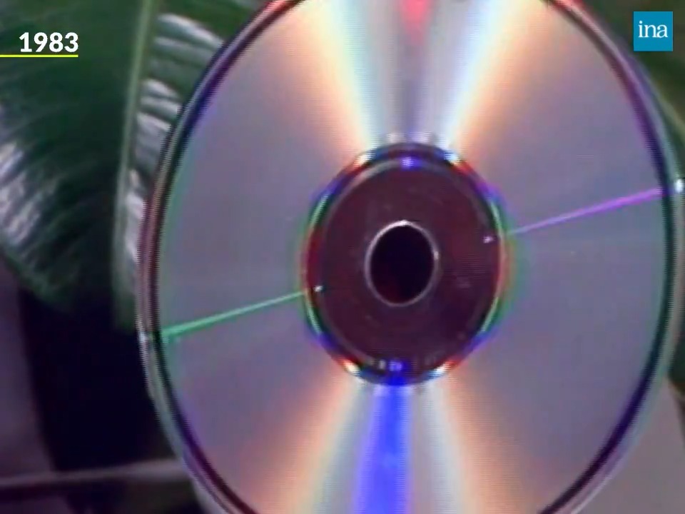 1983. « Les technologies de pointe appliquées aux loisirs ». « Le 33t disparaîtra dans une dizaine d’années. » C’était l’arrivée du 𝗖𝗼𝗺𝗽𝗮𝗰𝘁 𝗗𝗶𝘀𝗰.