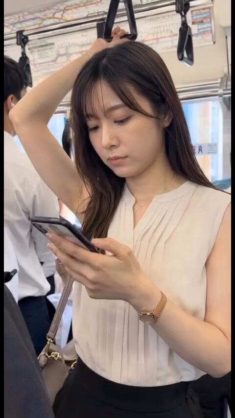 地铁上拍到个美女，美女应该知道，但毫无反应，这样贴脸拍是不是不太礼貌