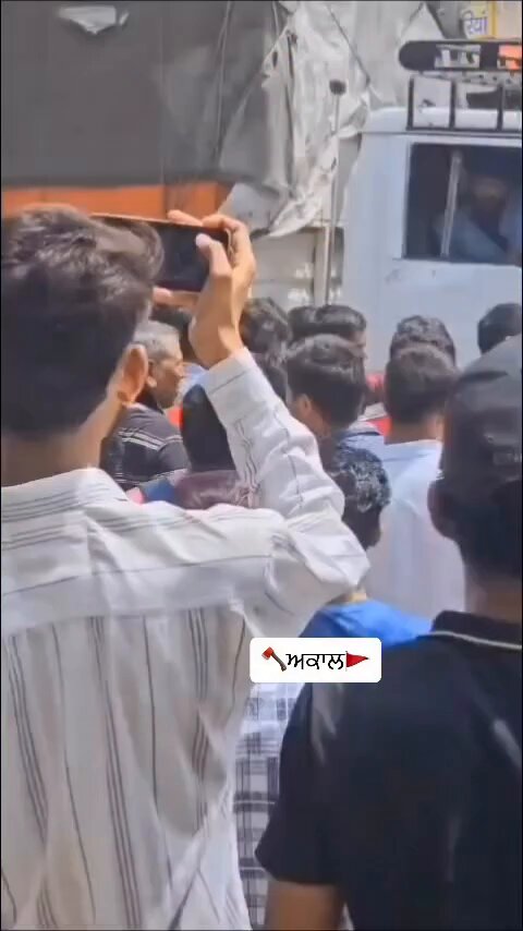 फारुखनगर, गुरूग्राम बस ट्रक की टक्कर के बाद सरदार जी की लिंचिंग की कोशिश, सरदार जी ने अपने बचाव में तलवार लहराए सारे डरपोक भाग खड़े हुए। इन घटना में मुस्लिम समाज के लिए बहुत बड़ी सीख है। अपना बचाव करना चाहिए।