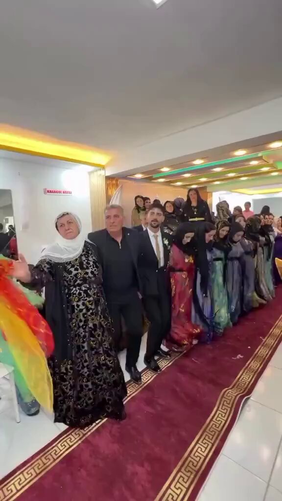 Halay başındaki kadının coşkulu performansıyla renklenen düğün görüntüleri beğeni topladı