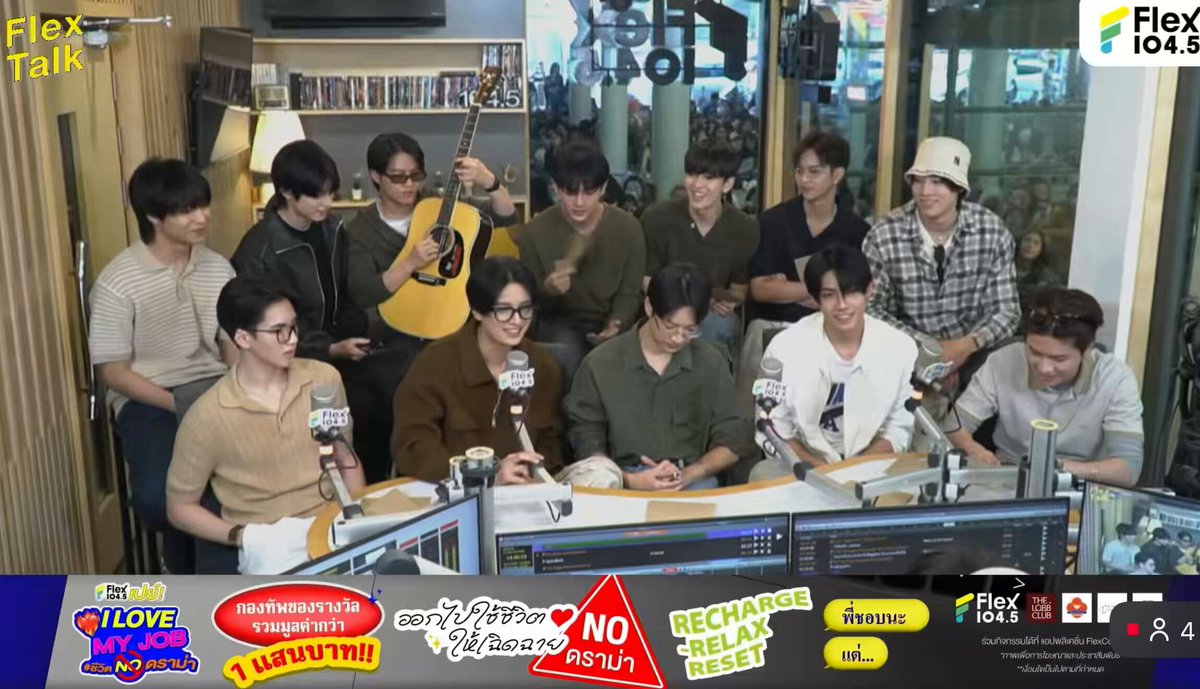 ขุน : ช่วงนี้เหมือนฝนจะตกครับผม ฮ้าท : เธอมากับฝน ~ ขุนฮ้าทร้อง Rain Zone ด้วยกัน แม่อยากฟังอีกจังลูกกกกกกกกกก 😭😭😭😭😭😭😭 #KHUNPOL #HEARTchuthiwat #Flex1045xBUS_ดีใจที่ไม่มีเธอ