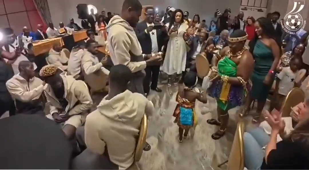 Thomas Partey sprays a young cultural dancer with dollars at the Black Stars send-off party. #3Sports #TV3GH