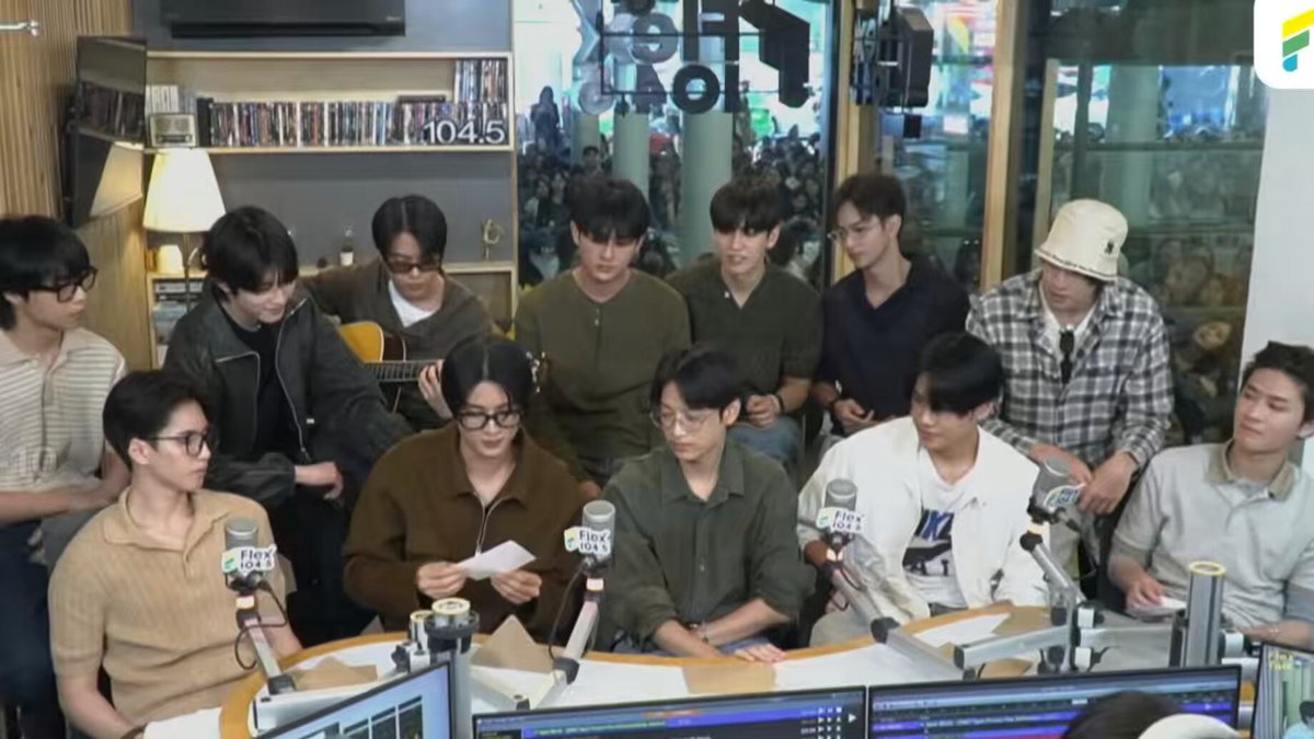 กุจะสิ้น น้องไทยเขียนจดหมายให้พี่ขุน พี่ขุนรู้ตั้งแต่เห็นลายมือ ผู้ประสบภัยอ่านไม่ออก สุดท้ายต้องช่วยกันอ่านทั้งวง 55555555555666665 #Flex1045xBUS_ดีใจที่ไม่มีเธอ #KHUNPOL #THAIchayanon