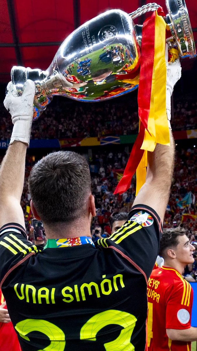 Hace dos años, concentrado con la Selección Española Masculina de Fútbol en mitad de la Eurocopa, Unai Simón pedía por su cumpleaños ganar el título. Vuelve a soplar las velas y a pedir un deseo, anda. ¡𝗙𝗘𝗟𝗜𝗖𝗜𝗗𝗔𝗗𝗘𝗦, 𝗣𝗢𝗥𝗧𝗘𝗥𝗢! #VamosEspaña | #CopaMundialFIFA