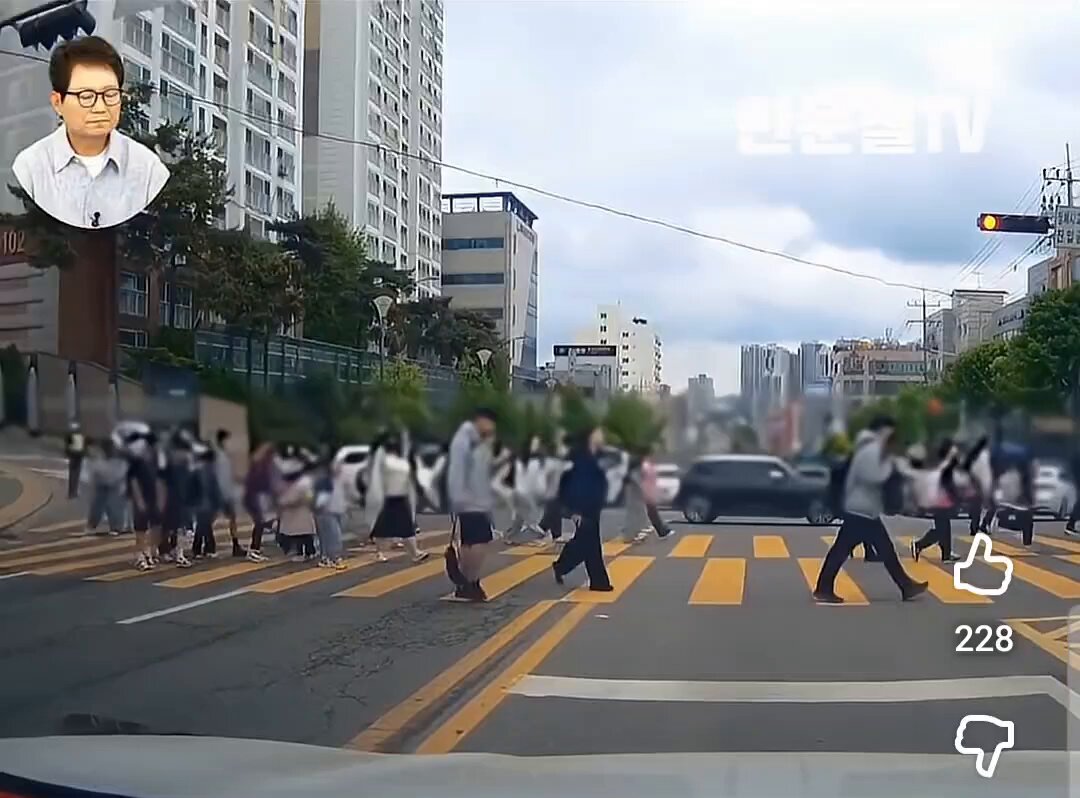 한문철TV 사망사고입니다.. 인천에서 교통정리 하시던 아파트 경비원이시랍니다..하 삼가 고인의 명복을 빕니다..