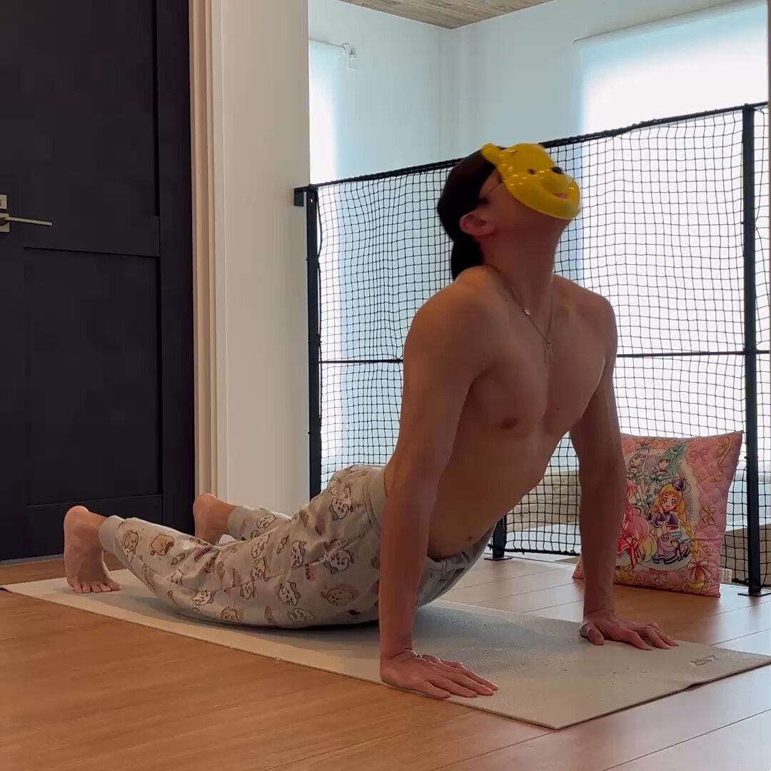 【神ストレッチ】デスクワークの人は、これ本気でやってみ。ガッチガチに硬くなった「お腹・背中・裏もも・ふくらはぎ・脚の付け根」が気持ちよくほぐれて、心と体が軽くなるから、明日の通勤の足取りまで軽やかになるよ。