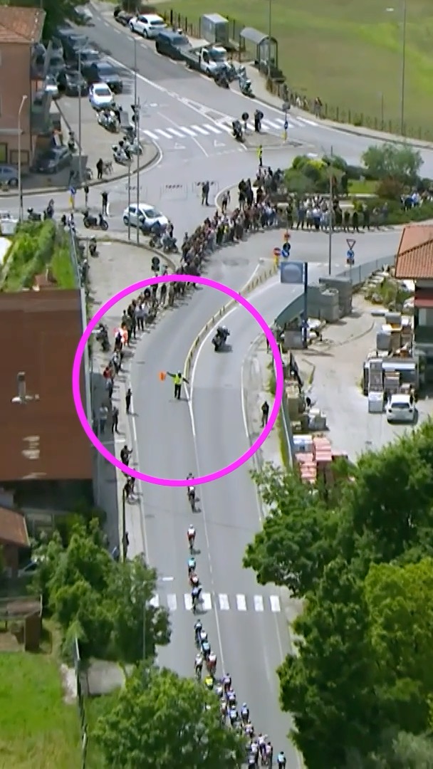 This race official got quite the scare ๐ณ
