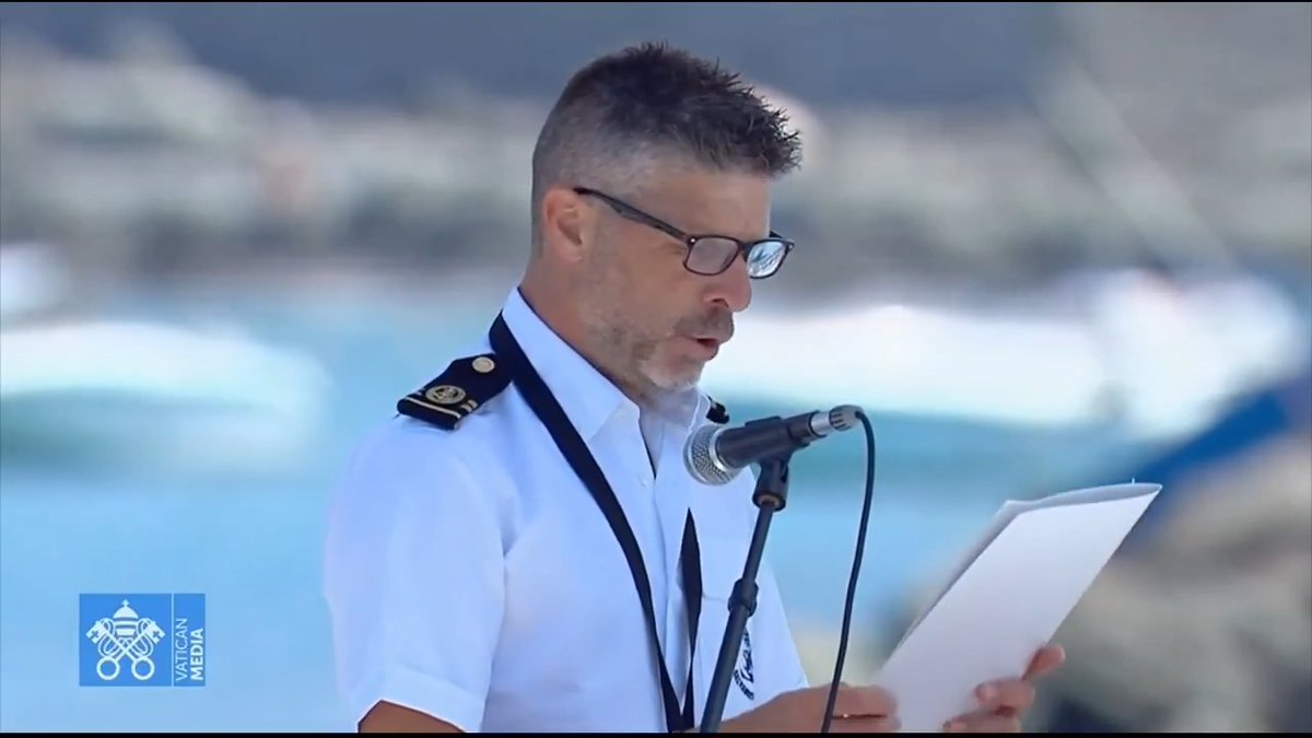 🗣️ Un capitán de Salvamento Marítimo cuenta emocionado ante el papa su labor salvando vidas en el mar: "Hemos rescatado a 20.000 personas. Es una cifra que duele. Nunca olvidaré a una madre en una patera con su hija. Lloró ella y lloré yo porque soy padre y podrían ser mis hijas"