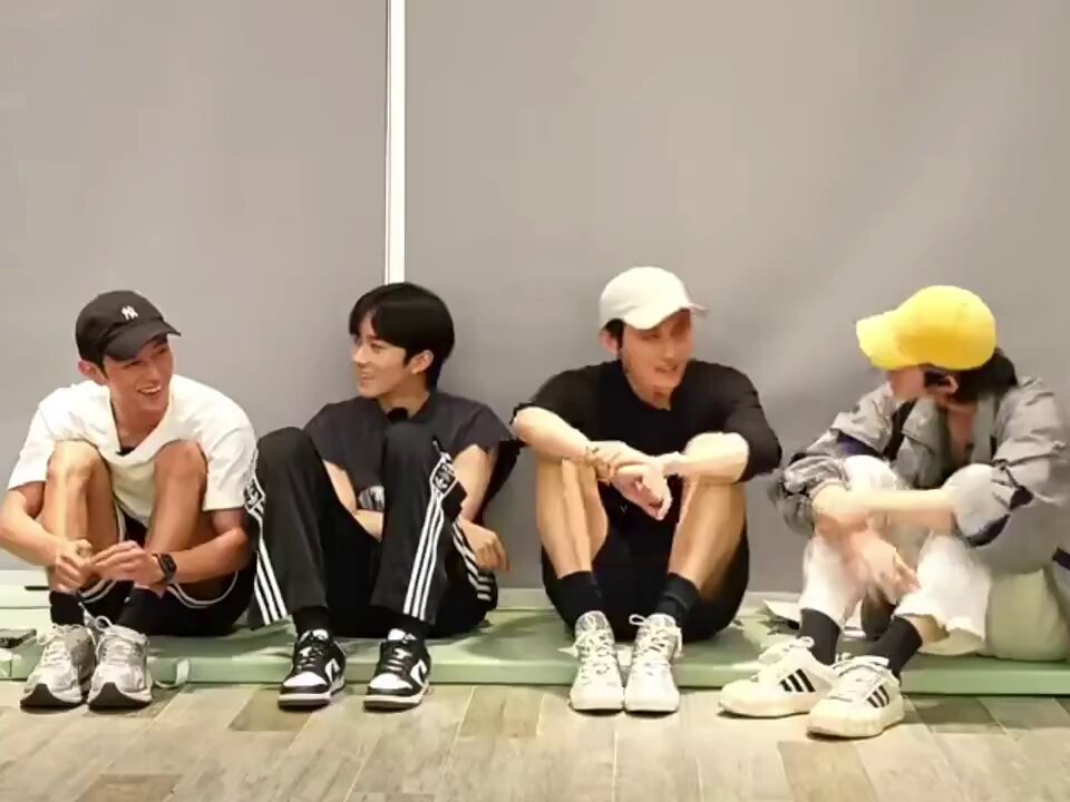 🌊 : ตอนคุณอยู่ที่นี่ทุกวันคุณชอบแอบมองหวงเหล่าซือ พอหวงเหล่าซือมองมาก็แกล้งหลบตาทำเป็นไม่มอง 🍁 : ก็ใช่ ⭐️ : ☺️🫣🤣 (หัวเราะพอใจ เหล่าผอแอบมองเหล่ากงเอ้ยหวงเหล่าซือ)