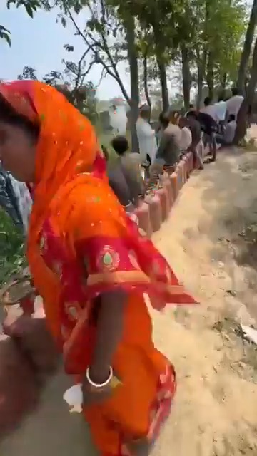 बाकी 300 से ज्‍यादा लोग तो हमारे यहां स‍िलेंडर की लाइन में लगे रहते हैं 😀 'इंस्‍टा' पर 2 करोड़ फॉलोवर, जमीन पर 50 समर्थक