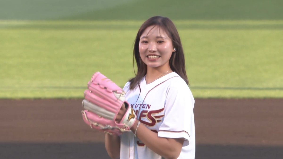 「JRA福島競馬場＆VIESTA仙台ナイター」 ファンファーレの中登場📯 今日の始球式は #小林美駒 騎手🏇 投球は真っすぐキャッチャーのミットへ！ 笑顔のナイスピッチングでした✨ #RakutenEagles #強鷲革新