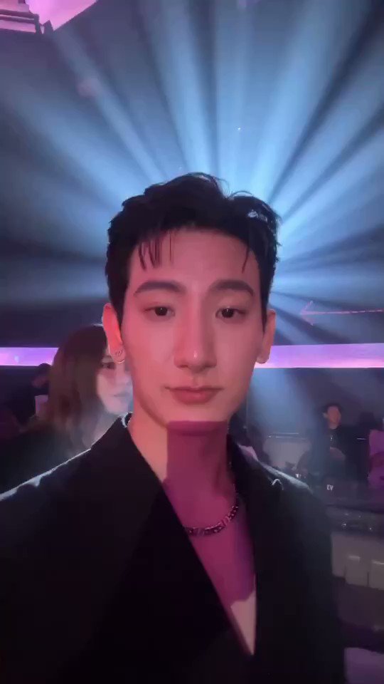 di bulan september 2023 jossgawin keliatan ada di event yg sama (opening cloud9 ent). jujurly waktu itu gue cuman tau soal video yg di up toptap ini sama foto yg bareng-bareng, dan foto-foto mereka yg sendiri-sendiri. mostly karna gue terlalu kedistrak sama kapal selam yg tiba2 up selca😭 maaf😭🙏 tapi tuh ya gong bangett pas januari 2024 gue baru tau dan baru liat foto kedua ini yg nunjukkin gimana jossgawin keliatan berduaan doang. mojok berdua ngapain tuhh😭 juga di video ini tuh baru pada sadar kalo joss kayaknya lagi ngobrol sama gawin. tapi begitu toptap ngevideoin joss, gawin langsung melengos dan joss seolah berusaha ngalihin fokus kamera biar ga nyorot ke gawin🙂‍↔️ #JossGawin #จอสกวิน #JossWayar #GawinCaskey