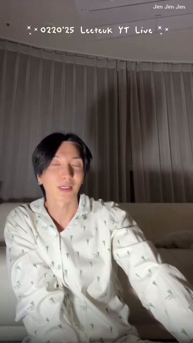 ليتوك عن الفتره الي مر فيها و Kim Moo-yeol "لقد كنت حقاً أمر بوقت عصيب جداً في ذلك الوقت دعوني أخبركم بأمر واحد، إلى أي مدى كان ذلك صعباً؟فكرت وقتها بما أنني الان في الجيش، لا يمكنني أن أموت هنا يجب علي أن أخرج أولاً كنت أفكر: 'سأخرج أولاً ثم أموت'، لقد كانت لدي مثل هذه الأفكار حقاً في الحقيقة، كان ينبغي علي أن اخذ إجازة متى كانت المرة الأولى التي أخذت فيها إجازة؟ بعد أن ذهبت إلى الجيش، لم أحصل على أول إجازة لي إلا عندما أصبحت عريف هذا مضحك، أليس كذلك؟ إنه مضحك حقاً على الرغم من أنه كان لدي إجازة مكافأة على مهارة الرماية، وإجازة الـ 100 يوم الأولى، وغيرها الكثير... لكنني لم اخذ أي إجازة على الإطلاق لأنني كنت اقول لا سأشارك في الاداء المسرحي وهكذا سارت الأمور لقد ذهبت إلى المستشفى وكان يجب علي الخروج في إجازة، ولكن في الوحدة العسكرية.. بما أن الجميع كان يعرف حالتي... كان هناك قائد جونغ-سو، أنت في حالتك الحالية، لا يمكننا السماح لك بالخروج في إجازة بعد أن سمعته يقول ذلك... طوال أسبوع كامل، ضغطت على أسناني وتظاهرت بأنني بخير، وبذلت جهداً لأبدو في حالة جيدة. فكرت أنه يجب علي الخروج أولاً، وأن أرتب حياتي بشكل جيد ولم أخبر Kim Moo-yeol بأي شيء عن هذا، بل رتبت كل شيء بنفسي بمفردي قلت لنفسي سأخرج لأرى هذا الشخص وذاك الشخص، وأرتب حياتي وهكذا، خرجت في أول إجازة لي مع Kim Moo-yeol هيونغ أول شيء فعلته.. هو الذهاب إلى محطة البث التلفزيوني، كانت هذه أول خطوة لي. يوم الاثنين كان موعد تسجيل برنامج (Star King).. وكنت مشتاقاً جداً لرؤية هودونغ هيونغ ذهبت إلى محطة SBS.. ودخلت من الباب الخلفي بدأت أفكر كثيراً: 'كنت هناك، لماذا أنا في هذا الوضع الان؟ كانت مقاعد الجمهور في الأمام، وأثناء التسجيل كان يمكنني رؤية هودونغ هيونغ، وكان الفنانون والضيوف يجلسون، والمشاركون يخرجون ويضحكون ويمرحون.. في المقاعد الخلفية؟ دخلت بهدوء وجلست هناك. وظللت أشاهد مشهد التسجيل و بدأت دموعي تنهمر بغزارة لقد كان الأمر صعباً جداً بالنسبة لي ظننت أنني وصلت إلى القاع، واعتقدت أن هذا هو القاع بالفعل..ولكنني لم أكن أعلم أن هناك طابقاً تحت الأرض (قاعاً أعمق) تحت ذلك القاع ثم المكان التالي الذي سنذهب إليه... الأعضاء كانوا يقومون بحدث كان الأداء في مركز KINTEX بإيلسان، لذلك في ذلك الوقت.. ذهبت لمشاهدة أداء الأعضاء و لم أستطع التوقف عن البكاء طوال الوقت فقلتُ لنفسي: "نعم، يجب عليّ أن أرتب حياتي بهذه الطريقة" لقد كان التوقيت مناسباً لترتيب الأمور واحدة تلو الأخرى ولكن بينما كنتُ أنظر إلى تلك الأشياء...اقول لنفسي أجل، أنا هو الشخص الذي يفعل تلك الأمور لماذا انهرتُ ووصلتُ إلى هذه الحالة؟ في تلك اللحظة فكرتُ في الأمر كثيراً انا شخص مبتهج ومشرق للغاية وقائد هذه الفرقه هو أنا لأعضاء يبدون رائعين وممتعين للغاية في عملهم يجب أن أعود إلى هناك لهم في أقرب وقت ممكن لكن يبدو أنني لا أستطيع العودة بعد الآن، ماذا أفعل؟ هل يمكنني استجماع قواي والنهوض من جديد؟ يبدو أنني لا أستطيع فعل ذلك على الرغم من أنه كان مسرحاً مبهجاً وممتعاً للغاية ولكن بينما كنتُ أشاهد... حقاً...ظللت أبكي دون توقف بعد رؤية ذلك المسرح، ذهبت وقابلت "لي سومان" سألني: "هل تبلي بلاءً حسناً؟ فذرفت الكثير من الدموع وقلت له: "أشعر أنني لا أستطيع الاستمرار بعد الآن أشعر أنني عاجز عن فعل ذلك". عندما سمع ذلك، ابتسم وقال لي: "هذا الفتى الصغير قد حقق كل هذا النجاح ووصل هنا بالفعل" هذا ما قاله لي حينها ما جعلني سعيداً جداً هو عندما ذهبت لرؤية الناس، وذهبت لمشاهدة أداء الأعضاء و الان أنا...فكرت كثيراً في أنه حسنا لا داعي للاستمرار في العيش (كان يودعهم💔) فكرت في ذلك كثيراً حقاً ولكن كلما نظرتُ إلى هذه الأشياء...لقد ولد الأمل هل يجب أن أتمسك وأستمر؟ هل يجب أن أتمسك؟حاملاً هذا الأمل في المحاولة مجدداً، عدت إلى الجيش ثم واجهتُ أحداثاً أخرى تسببتْ في إحباطي مجدداً...وشعرتُ أن هذا المكان هو قاع لا نهاية له. ولكن تبين أن هناك منحدراً أعمق وأقسى بانتظاري ولكن الأمر يبدو حقاً وكأنني سقطت إلى قاع بعمق مبنى مكون من 20 طابقاً، ثم تمكنت من العودة مجدداً بعد ذلك. ولهذا السبب أستطيع الآن الاستمرار في الحديث معكم عن هذه الأمور وأشعر بسعادة غامرة في ذلك الوقت، لو كنتُ قد استسلمتُ وتخليتُ عن حياتي...لما كنت قادراً على قول هذه الكلمات لكم الآن، أليس كذلك؟أنا سعيد جداً برؤيتكم جميعا، سعيد جداً حقاً برؤيتكم أنا الآن في حالة من الاسترخاء والراحة التامة مع نفسي.