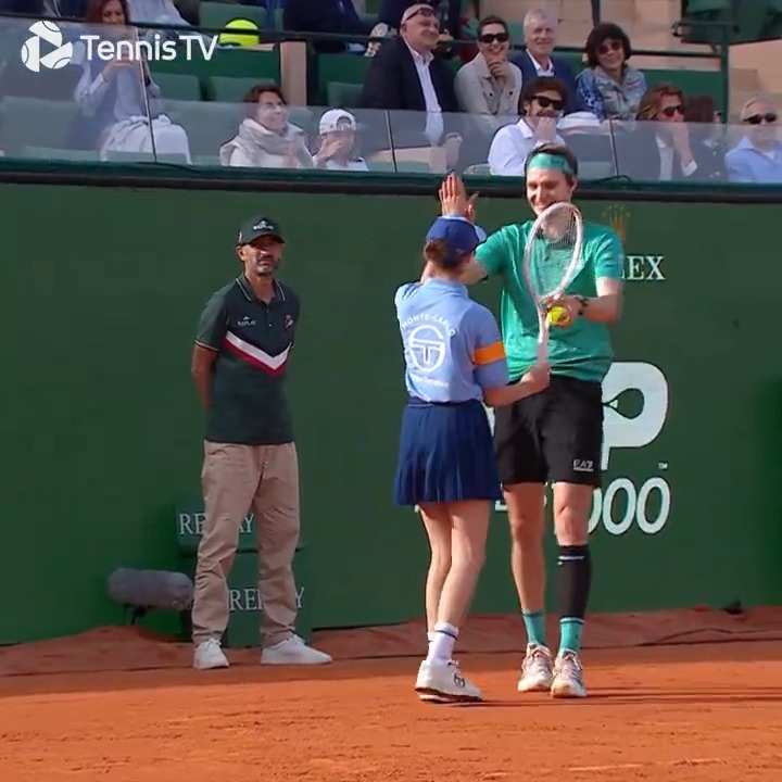 😂 JAJAJA, NO RECORDABA ESTE MOMENTAZO. Bublik invitó a una ball girl a jugar en medio de un partido profesional. 🚬 No era una exhibición. Este tipo simplemente está LOCO.