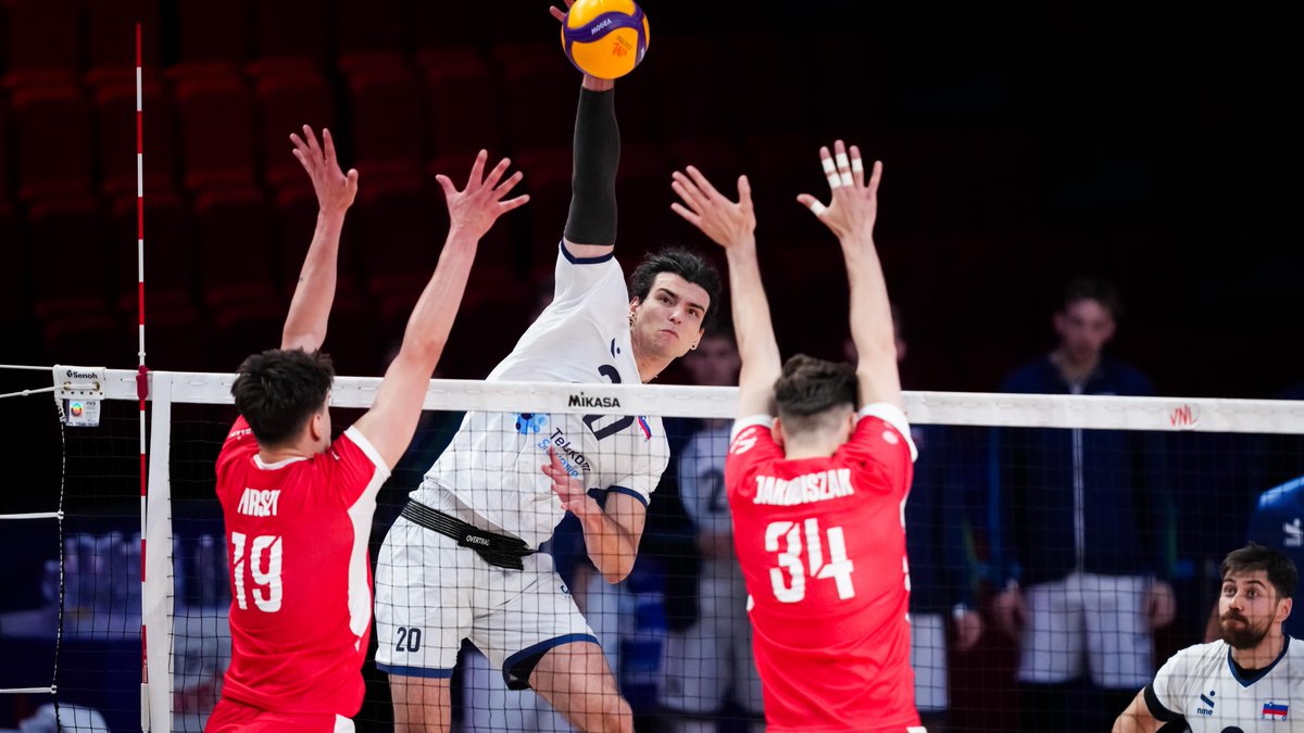 #VNL2026: MUJANOVIĆ ACES THE FINISH 🇸🇮🔥 Three extended sets, a 17-15 tie-break and one final ace from Nik Mujanović 🇸🇮 to seal the five-set thriller against Poland 🇵🇱. Mujanović went off for a whopping 3️⃣7️⃣ points, moving into the all-time Top 4 for most points in a single #VNL match 🤩. 📺 Watch the replays on VBTV: 🏐 #BePartOfTheGame #Volleyball