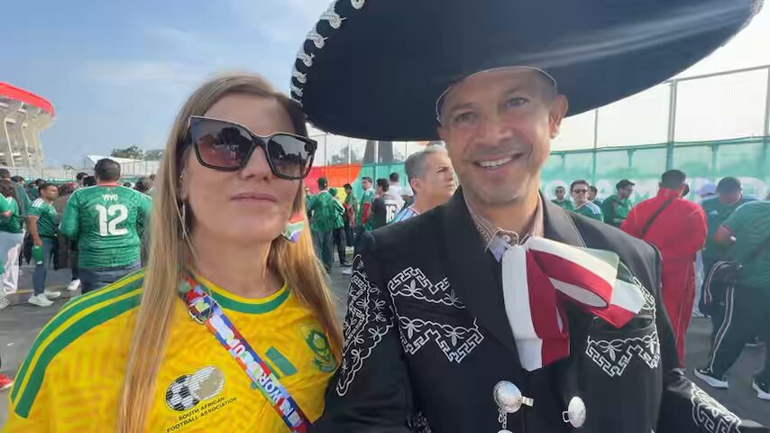 Una historia de amor que ya tiene 16 años. Charlene y Omar se conocieron en el Mundial 2010 en el juego entre Sudáfrica y México. Meses después se casaron. Hoy, acuden a la inauguración del Mundial 2026 en CDMX. 📹Roger García Más en