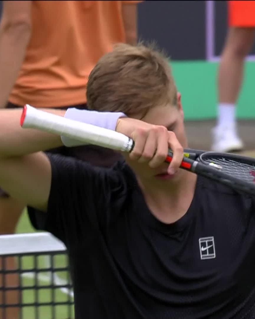 At 17! At Breakpoint! Against Medvedev! 😱 Boogaard with an underarm serve! #LibemaOpen