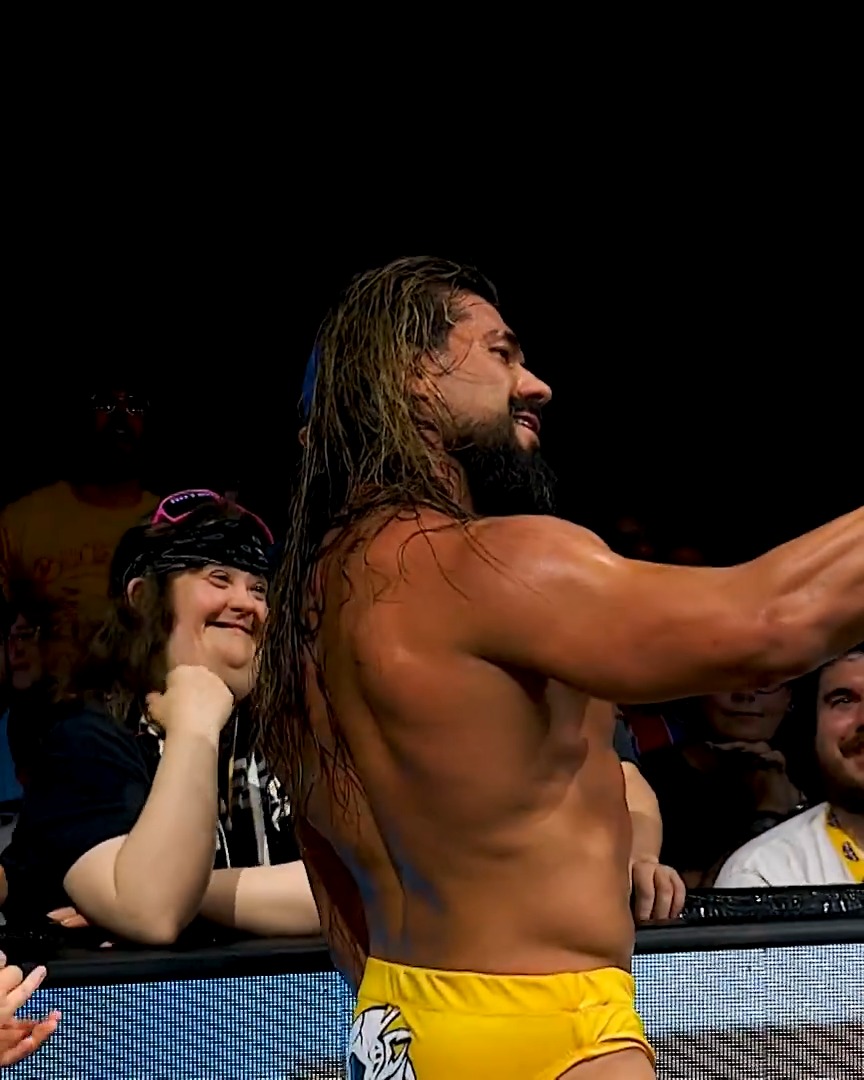 The Real Latino Man, Andrade “El Idolo” The Real Latino Man!, loves his fans!