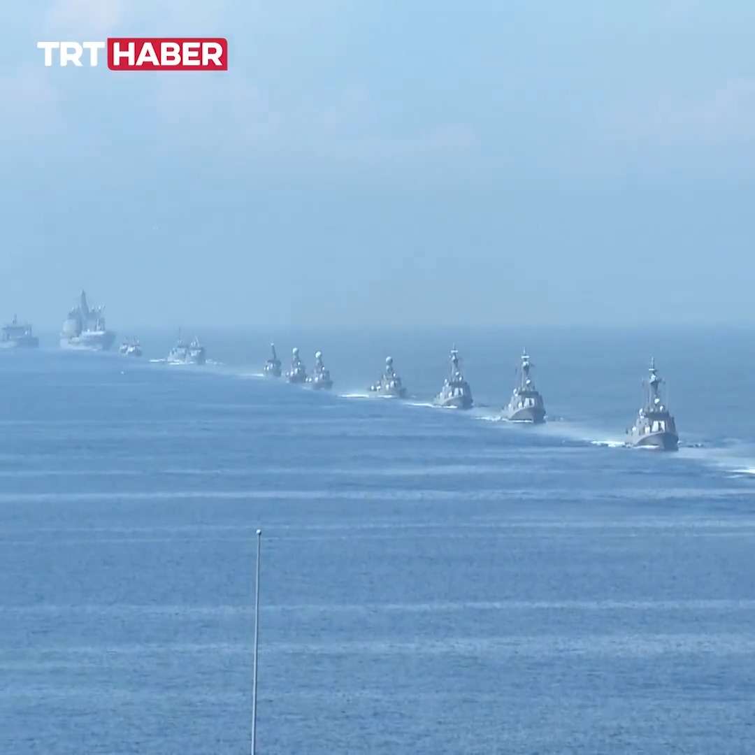 🇹🇷Donanmamız gövde gösterisi yaptı. Deniz Kuvvetleri Komutanlığı'nın Mavi Vatan'da icra ettiği Denizkurdu-2/2026 Tatbikatı'nın Seçkin Gözlemci Günü yapıldı. Tatbikatta 125 gemi, 60 hava aracı ve 18 bin personel görev aldı. Yerli ve milli sistemler başarıyla test edildi.
