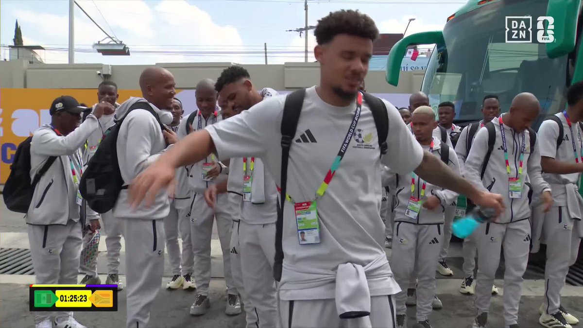 AL ESTADIO HAY QUE LLEGAR CON ESTILO... O NO LLEGAR 😁 Y eso en Sudáfrica lo saben. AURA 🇿🇦 Disfruta de TODO EL MUNDIAL SOLO EN #DAZNMUNDIAL 🔗