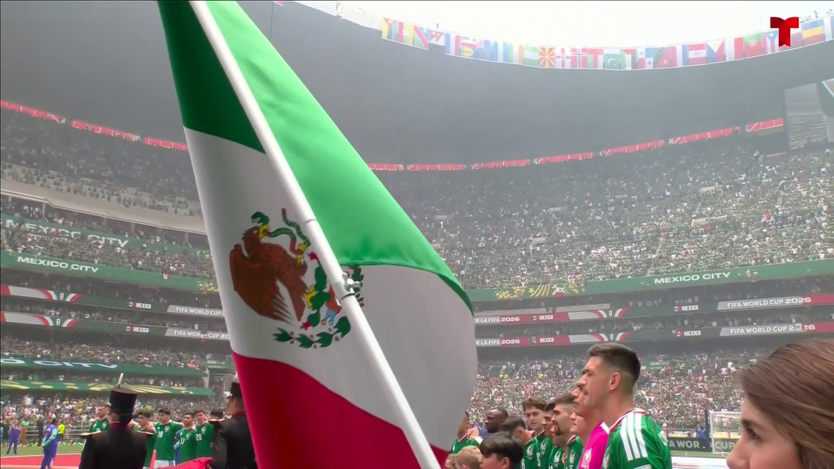 🇲🇽 ¡EN EL HIMNO DE MÉXICO, RETUMBO EN SU CENTRO LA TIERRA! 🫡 🎤 Alejandro Fernández fue el encargado de entonar el himno mexicano; la piel se eriza con todo el estadio cantando. 🥹 #MundialTelemundo #Somos26 #México #MEXvsRSA #FIFAWorldCup