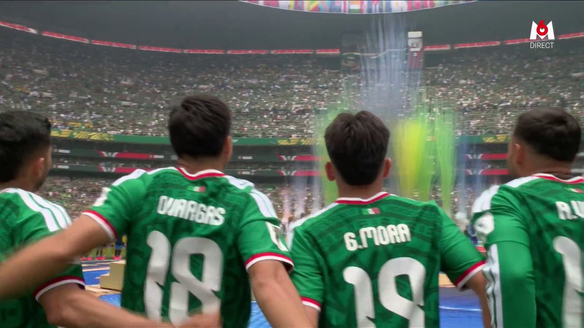 INCROYABLE CE NOUVEAU PROTOCOLE !!! TOUS LES JOUEURS RÉUNIS AU CENTRE TERRAIN POUR ENTONNER L’HYMNE NATIONAL EN COMPAGNIE D’ARTISTES !!!! 🤩🗣️ Magnifique ! 🇲🇽🇿🇦🌍