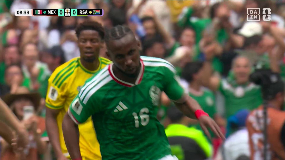 いきなり試合が動く オープニングゴールはキニョネス🇲🇽 前からプレスではめてメキシコが先制! 🏆#FIFAワールドカップ グループA 🆚メキシコ×南アフリカ 🆓 #DAZN 無料ライブ配信中 視聴はこちら👇 #本気で楽しむならDAZN