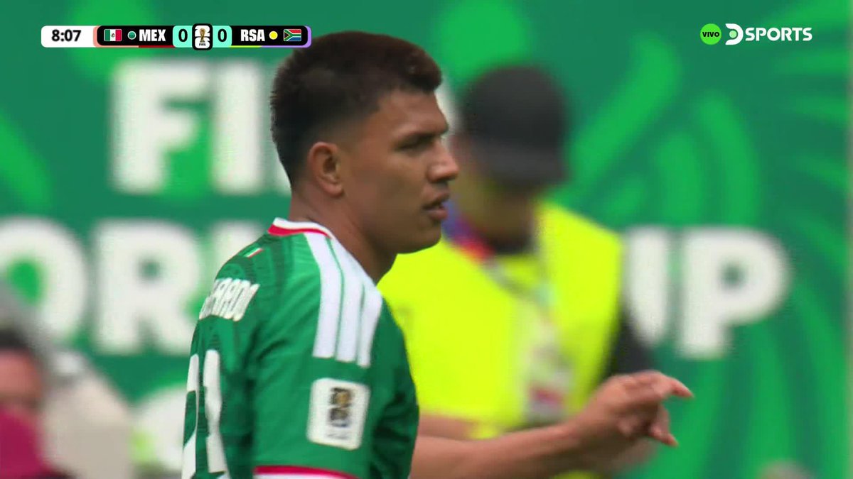 ¡EL PRIMERO DE MUCHOS GOLES! Julián Quiñones aprovechó el error en la salida de Sudáfrica y puso el 1-0 de México en el partido inaugural del Mundial.