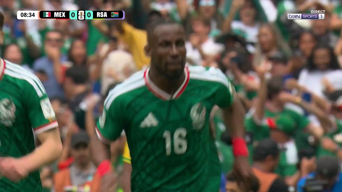 À domicile, le Mexique bat l'Afrique du Sud en ouverture de la Coupe du Monde ! Avec des buts signés Quiñones et Jimenez et 3 cartons rouges !